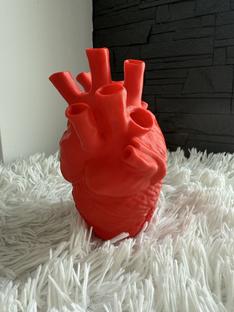 Wazon, waza  na kwiaty w kształcie anatomicznego serca.