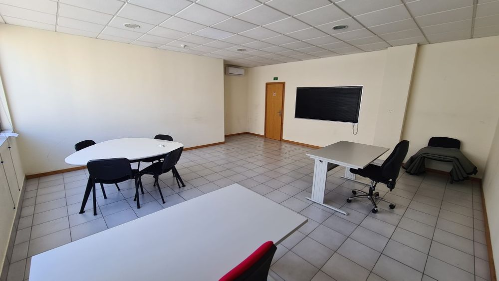 Escritório com 25 m2 - Av. Fernão Magalhães- Porto