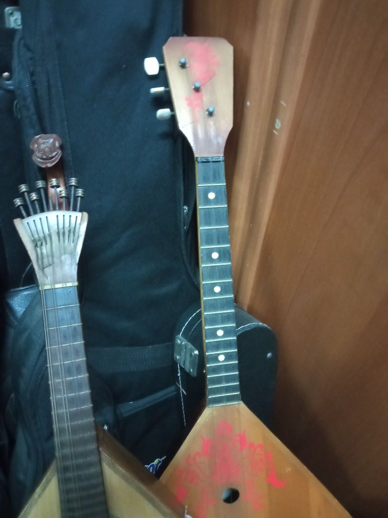 três belíssimas peças de arte. Bandolim,banjo balalaica.
