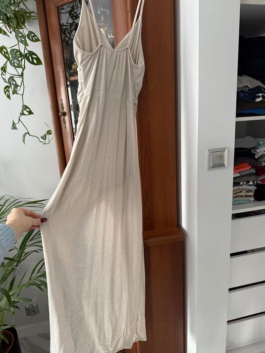 Sukienka wieczorowa mieniącą się