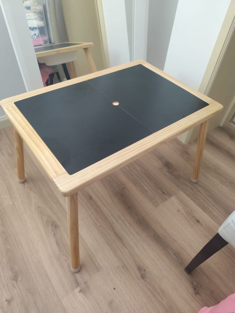 Mesa de atividades com arrumação