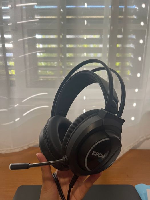 Headphones KROM com microfone