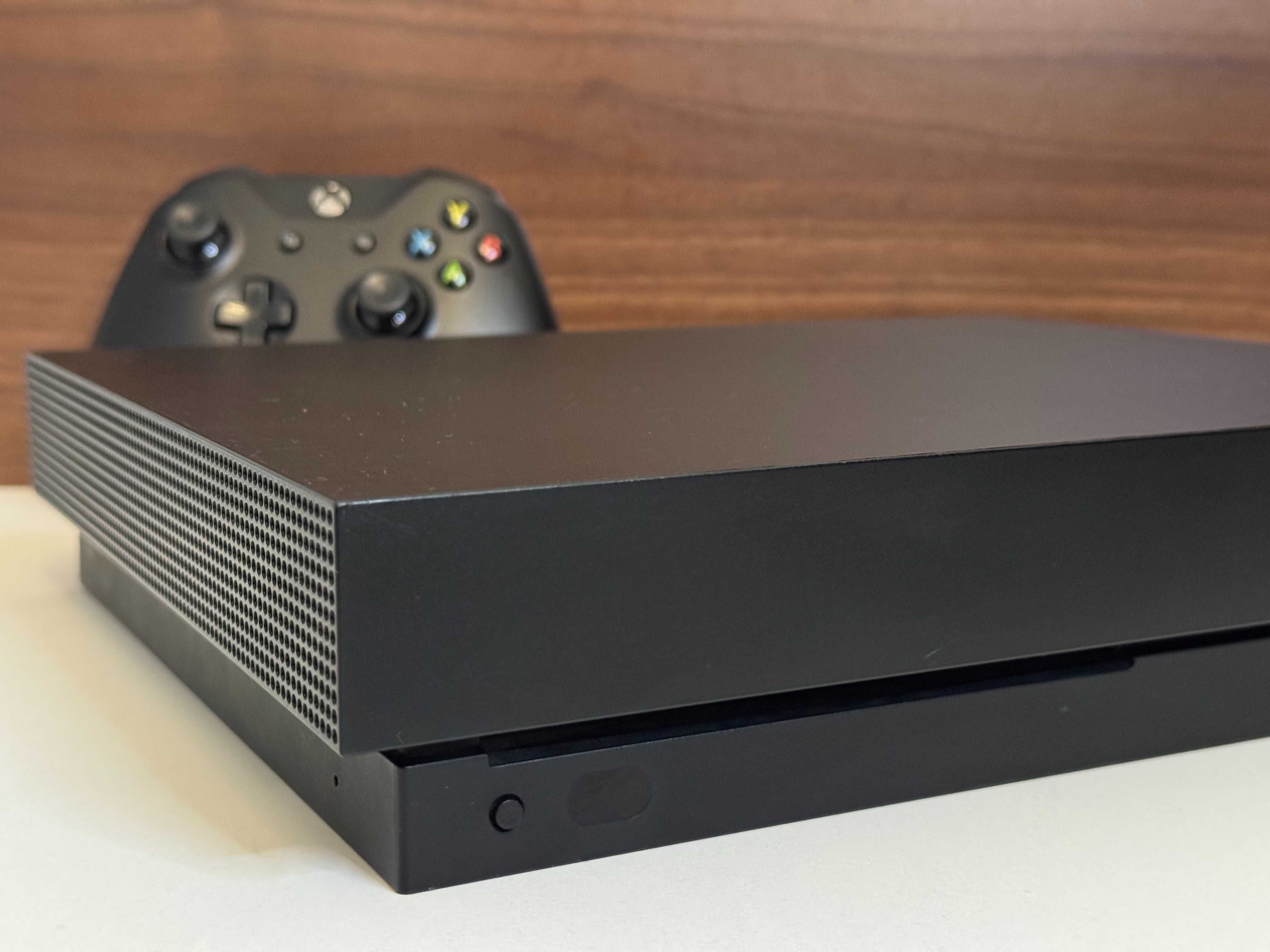 Konsola XBOX ONE X 1TB z Padem i Napędem