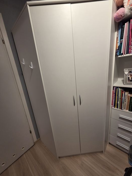 Biała szafa narożna