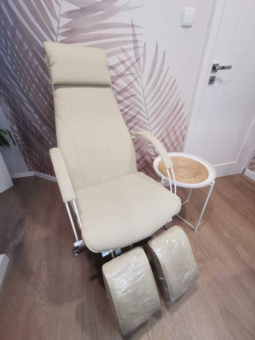 Fotel kosmetyczny z podnóżkiem