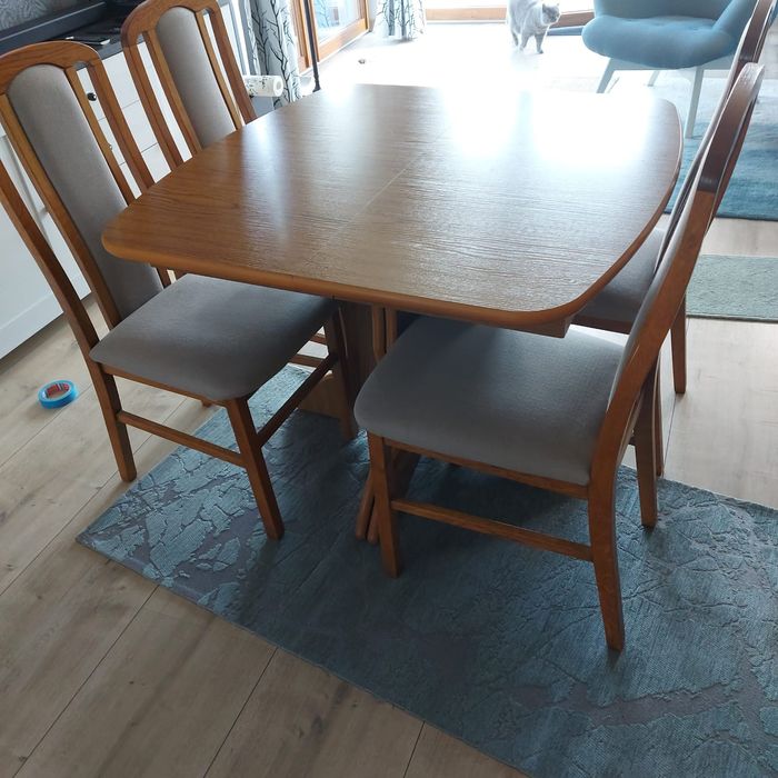 Stół i zestaw 4 krzeseł