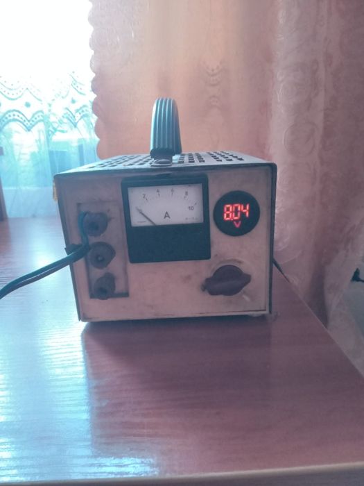 Зарядний пристрій