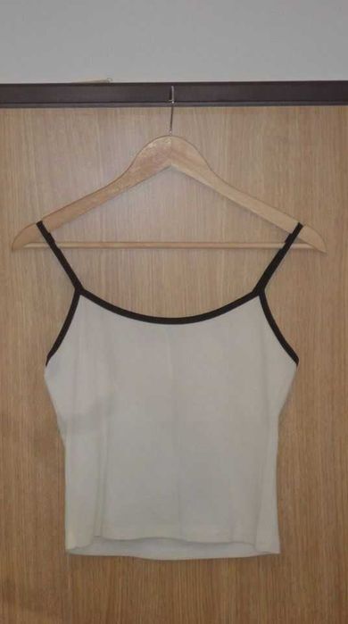 Top de senhora preto e branco com flores Adrenalina