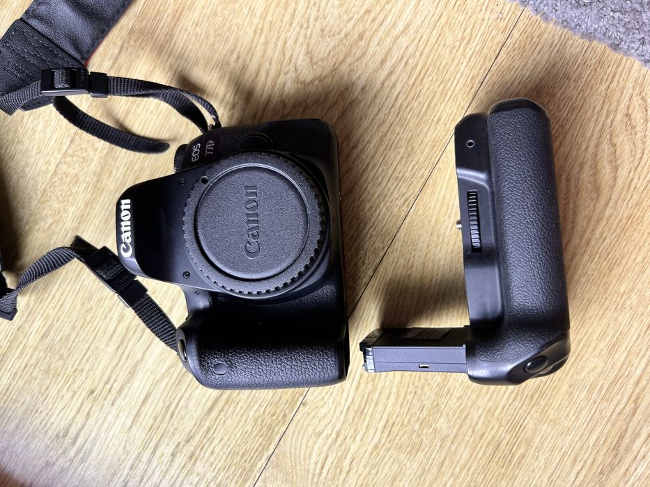 Canon EOS 77D + Canon EF 50mm f/1.8 STM + battery grip + ładowarki