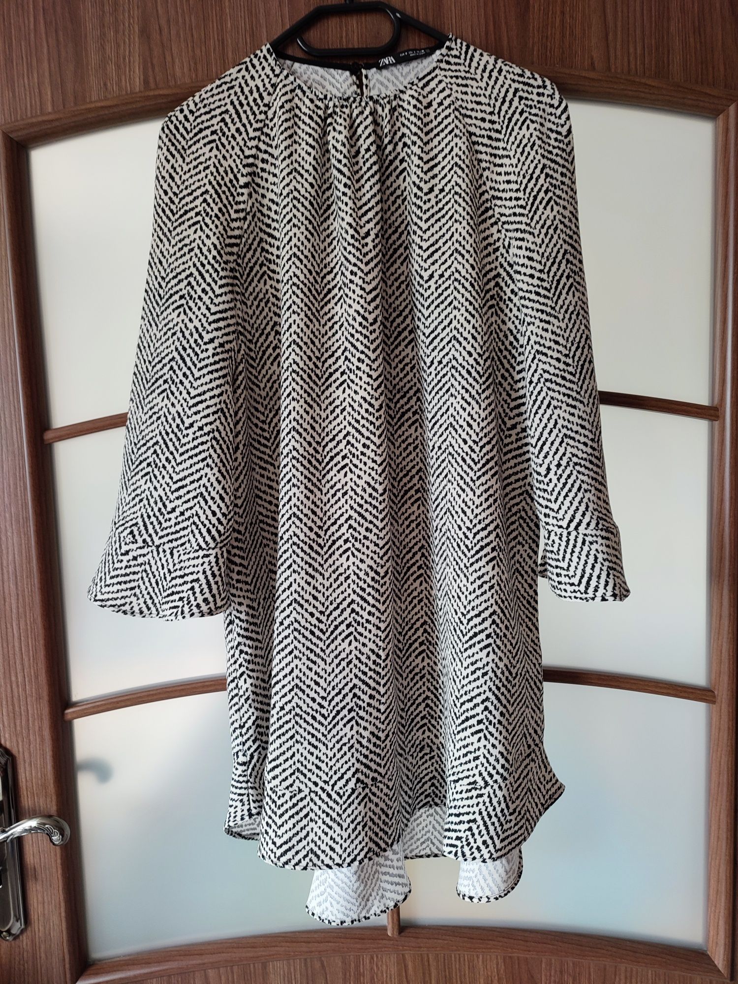 Asymetryczna sukienka / tunika zakończona falbanką Zara.