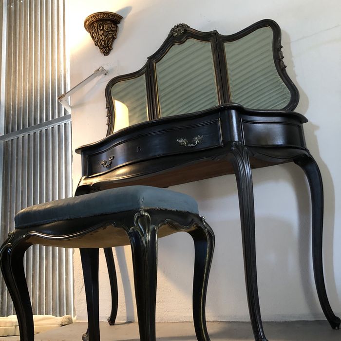 Conjunto Queen Anne, aparador, espelho , banqueta, cadeira, mesas