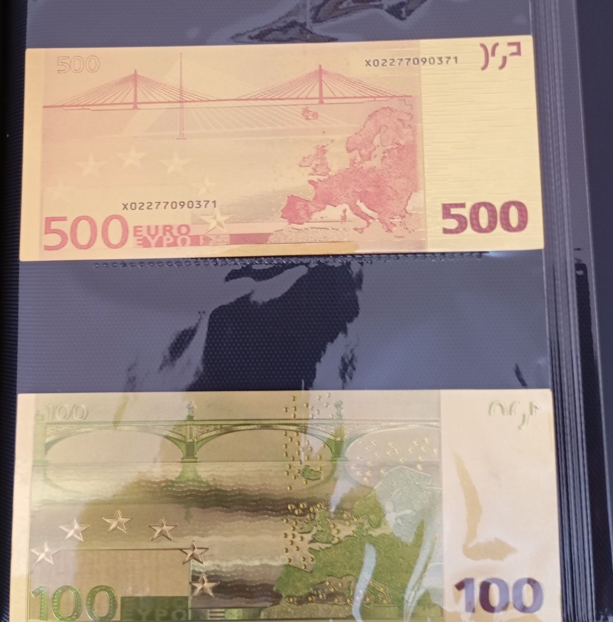 Réplicas de notas de 100 e 500 euros