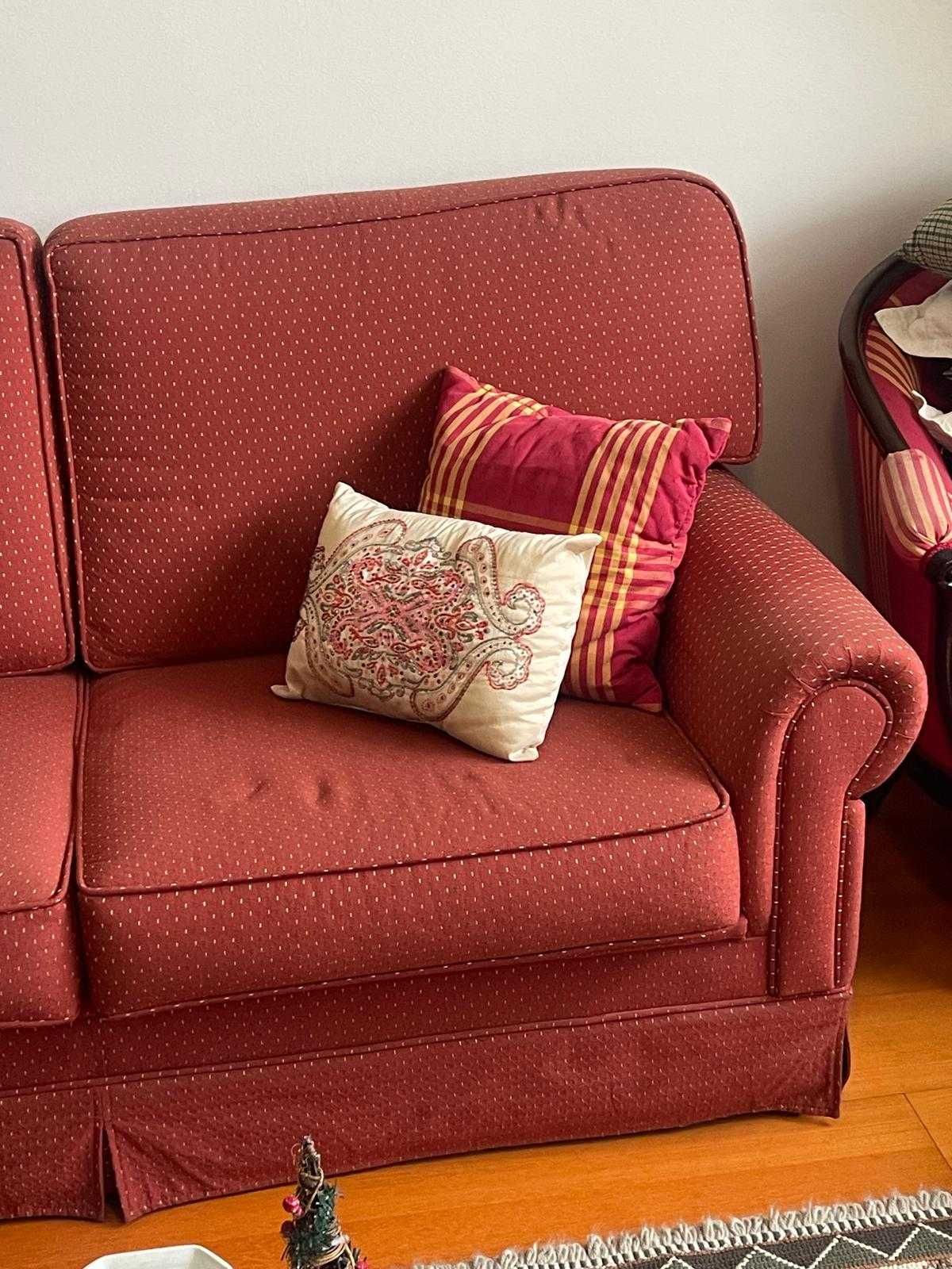 Sofá Clássico de 180cm com 4 Almofadas Decorativas