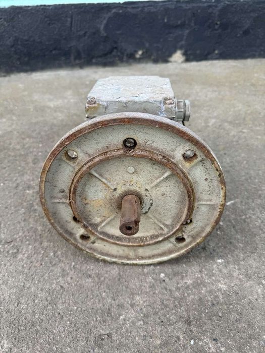 Двигун б.у  три фази