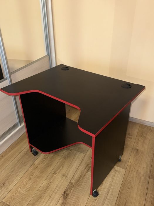 Компʼютерний стіл