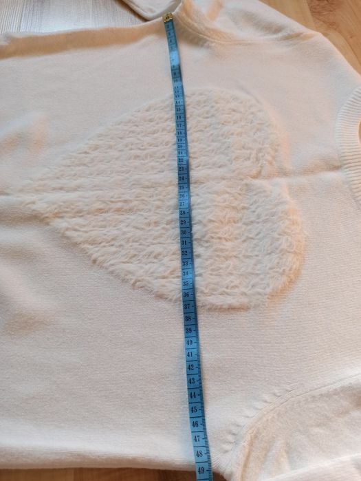 Biały damski sweter
