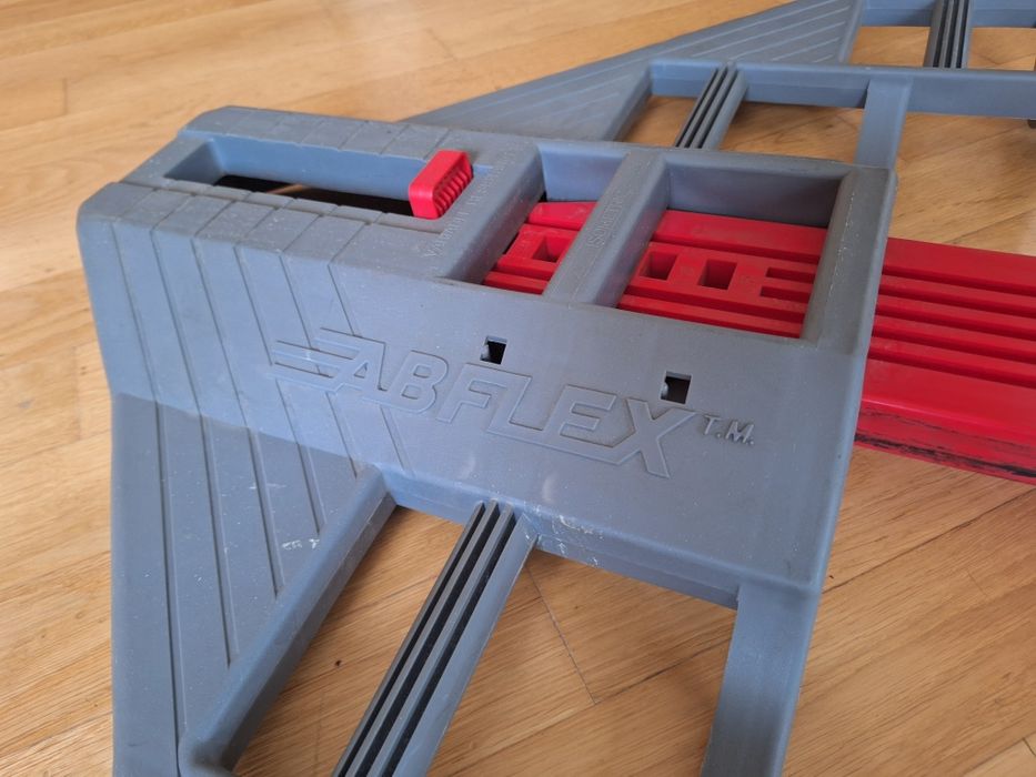 monia przyrząd do  ćwiczeń mięśni brzucha, siłownia fitnes