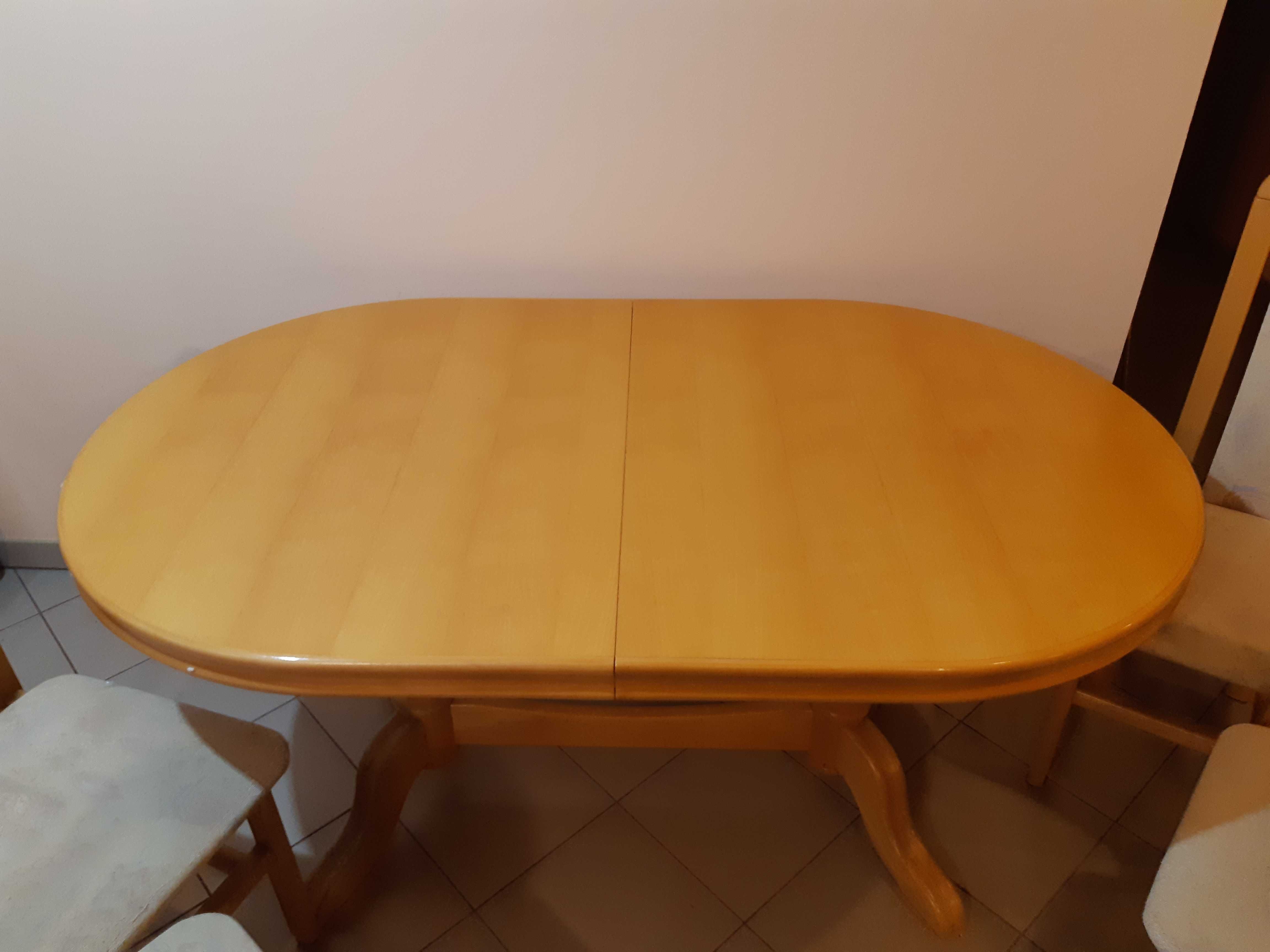 Solidny stół z czterema krzesłami