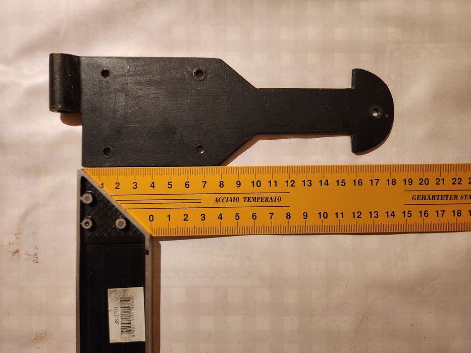 Dobradiças em ferro.