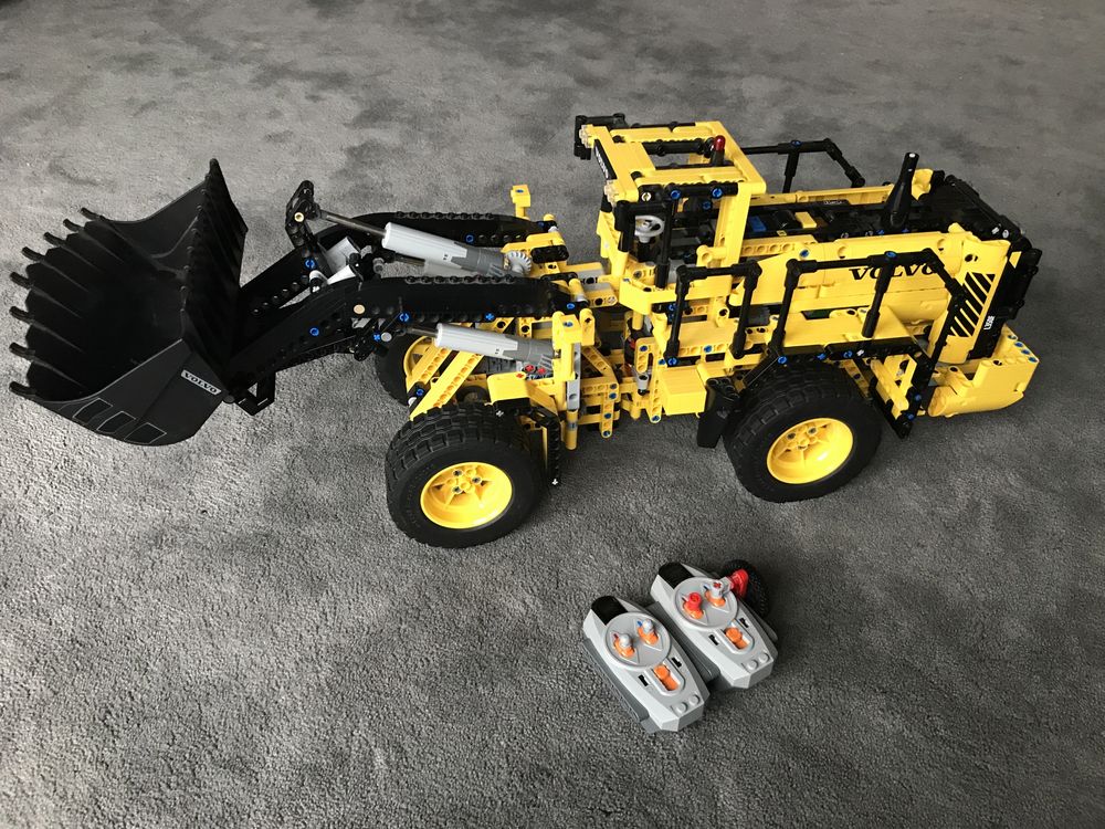 LEGO Technic 42030 ładowarka Volvo L350F Wheel Loader.