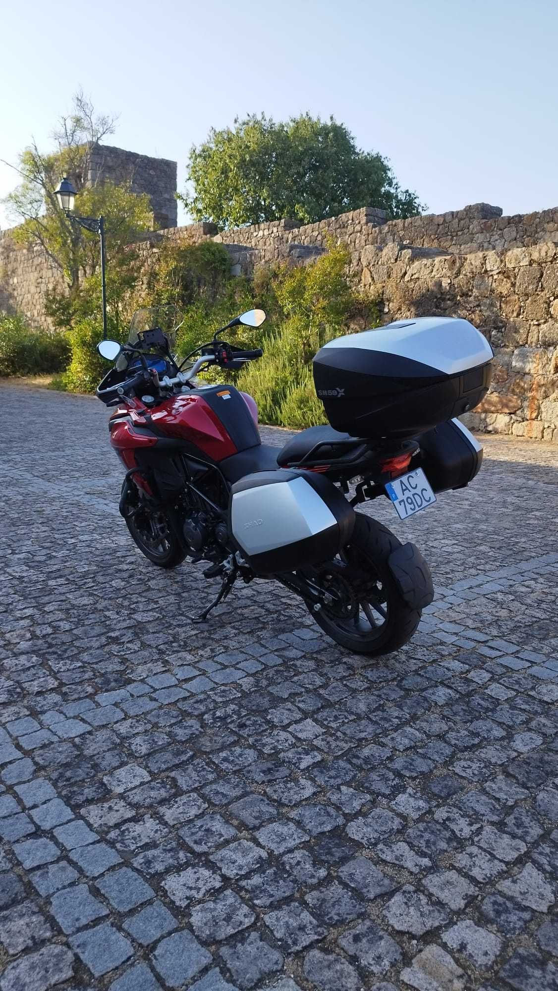 Benelli TRK 502 vermelha