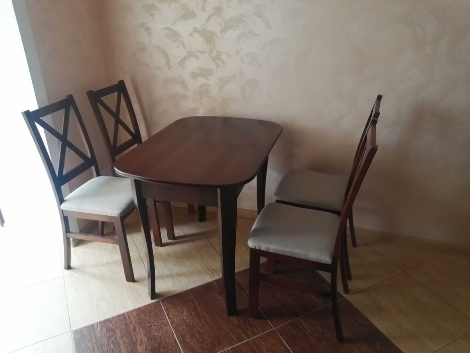 Кухонні меблі. Кухонний стіл і чотири крісла.