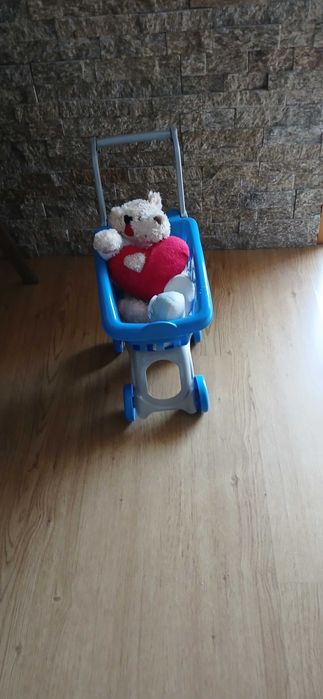 Carrinho de boneca muito bonito