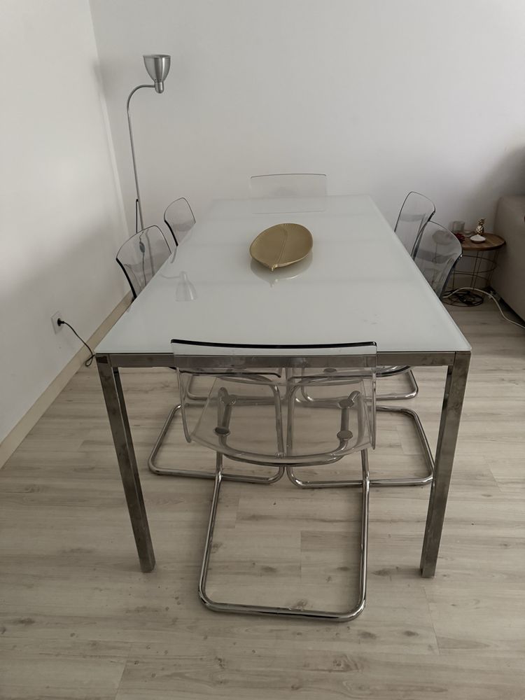 Conjunto de mesa com 6 cadeiras