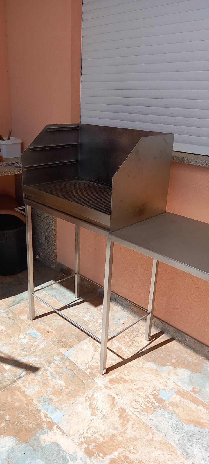 Churrasqueira  em aço  inox.