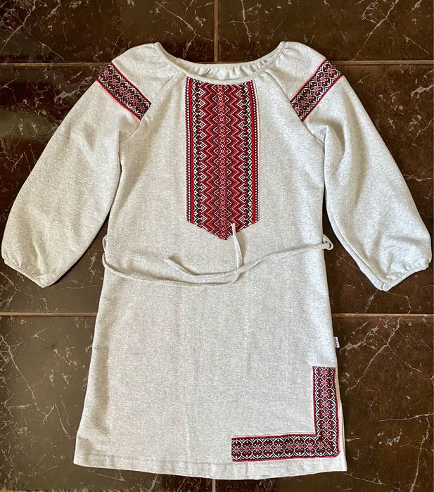 Сорочка сукня вишиванка 134-140 сіра з червоним орнаментом