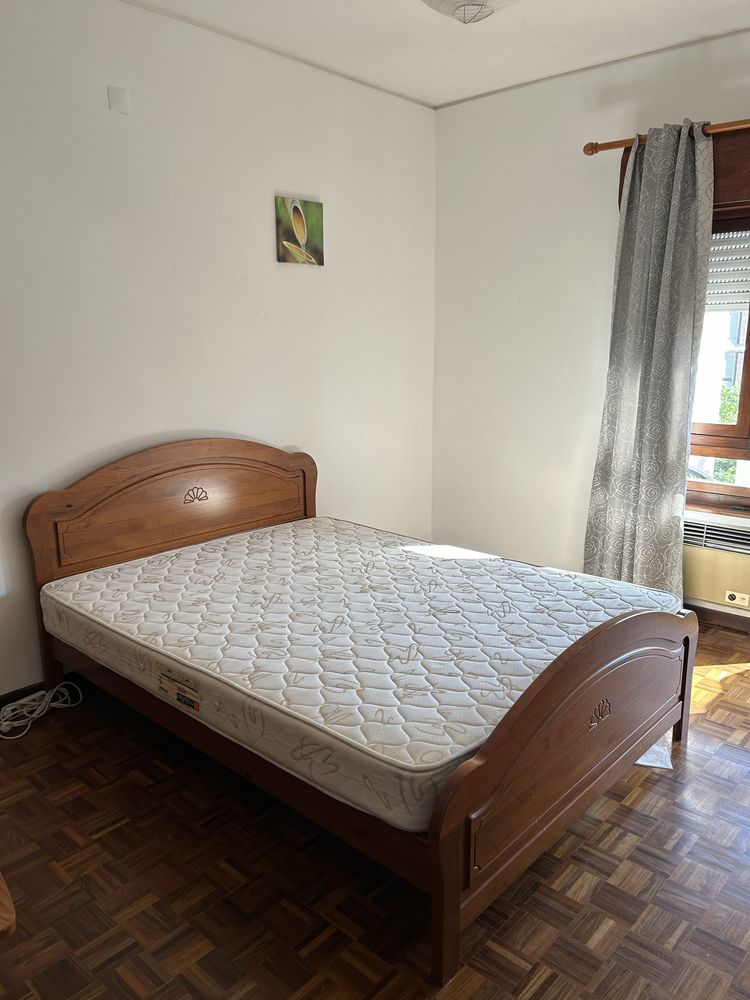 Cama e colchão com 2 mesas de cabeceira