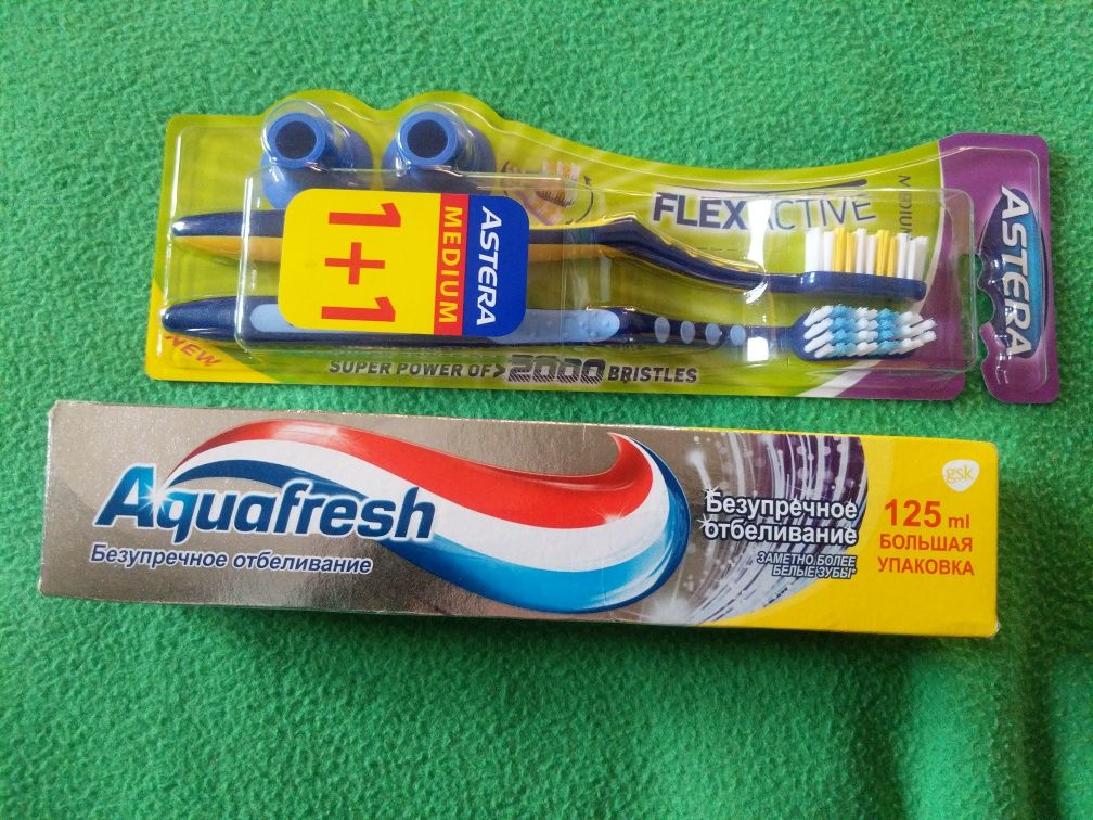 Комплект для чистки зубів. Зубні щітки та зубні пасти.