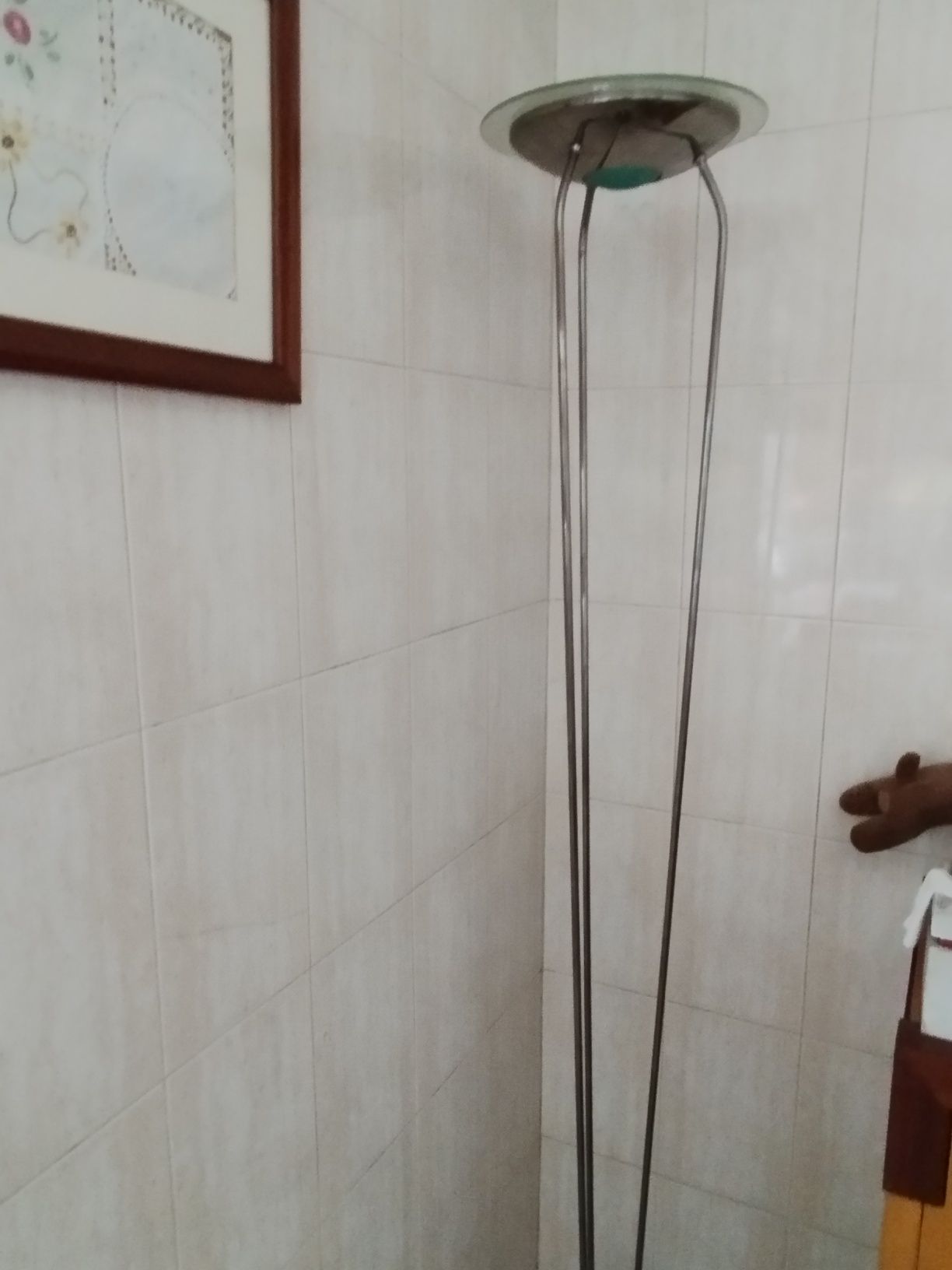 Candeeiro de pé alto em alumínio cromado