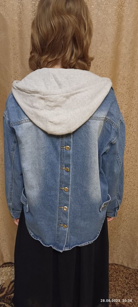 Куртка жіноча/підліткова з капюшоном, розмір L.