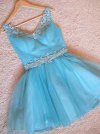 Elegancka błękitna sukienka