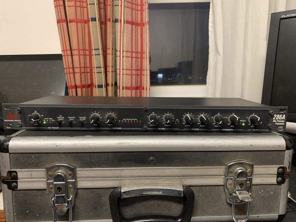 Pré Amplificador de Microfone DBX 286A