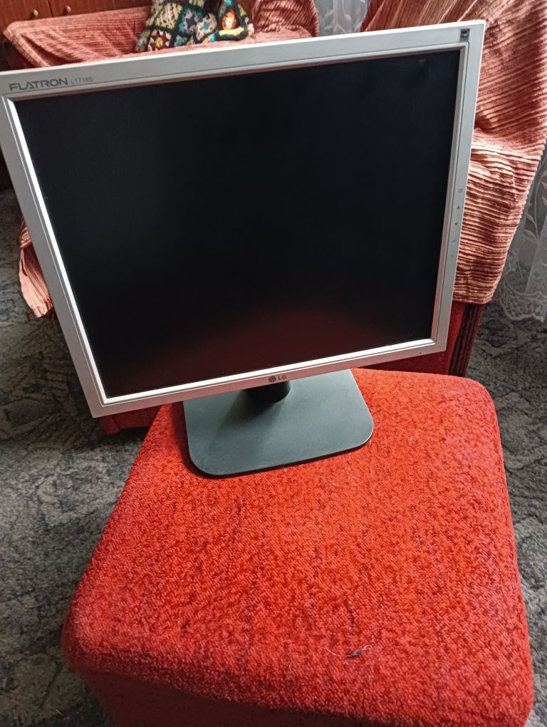Zestaw dwa zasilacze do komputera i monitor