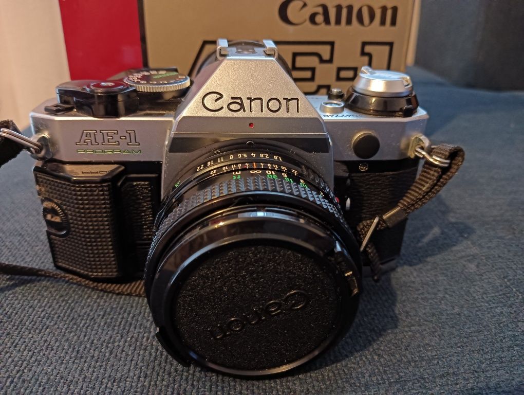 Máquina fotográfica Canon AE-1 Program com obetivo 50mm f/1.8*