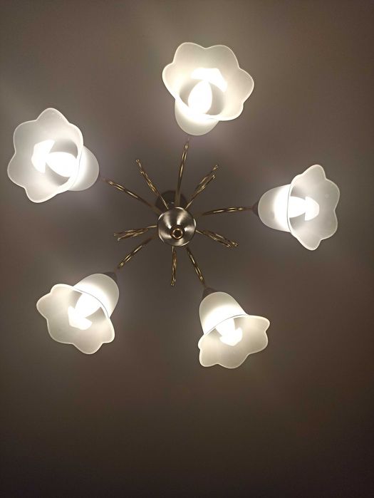 Lampa sufitowa do pokoju- salonu.