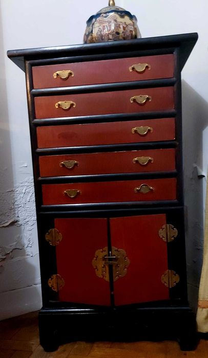 Armário de gavetas e mesinhas de apoio