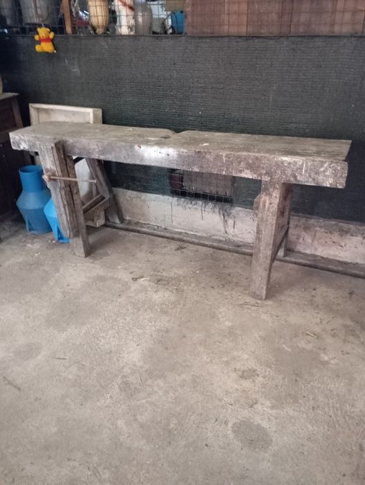 Vendo este banco muito bonito bom estado de carpinteiro