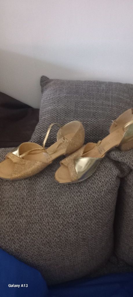 Złote buty, letnie damskie