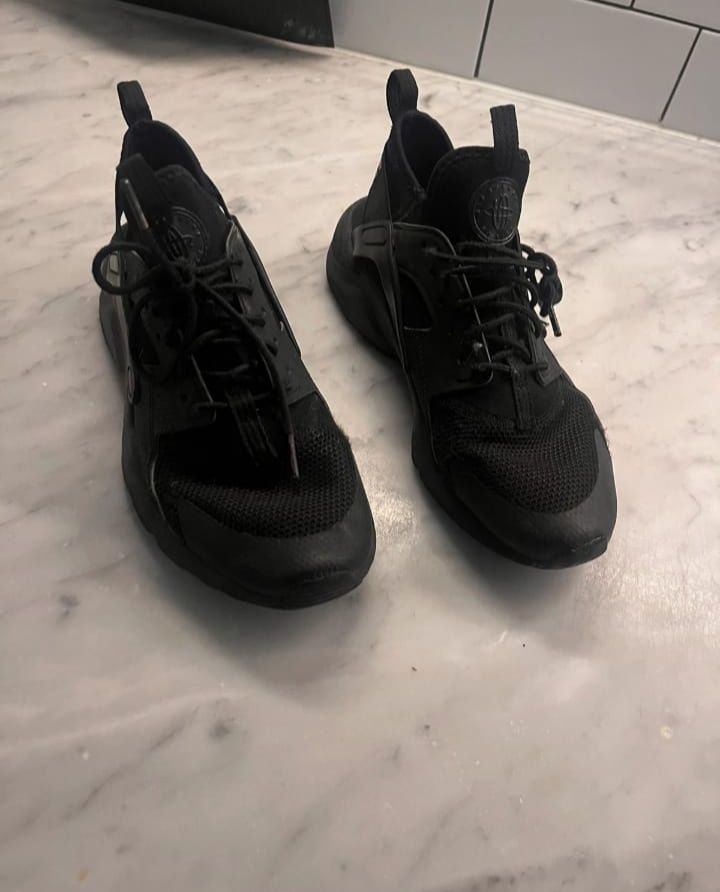 Czarne Nike Hurache 37.5 cm