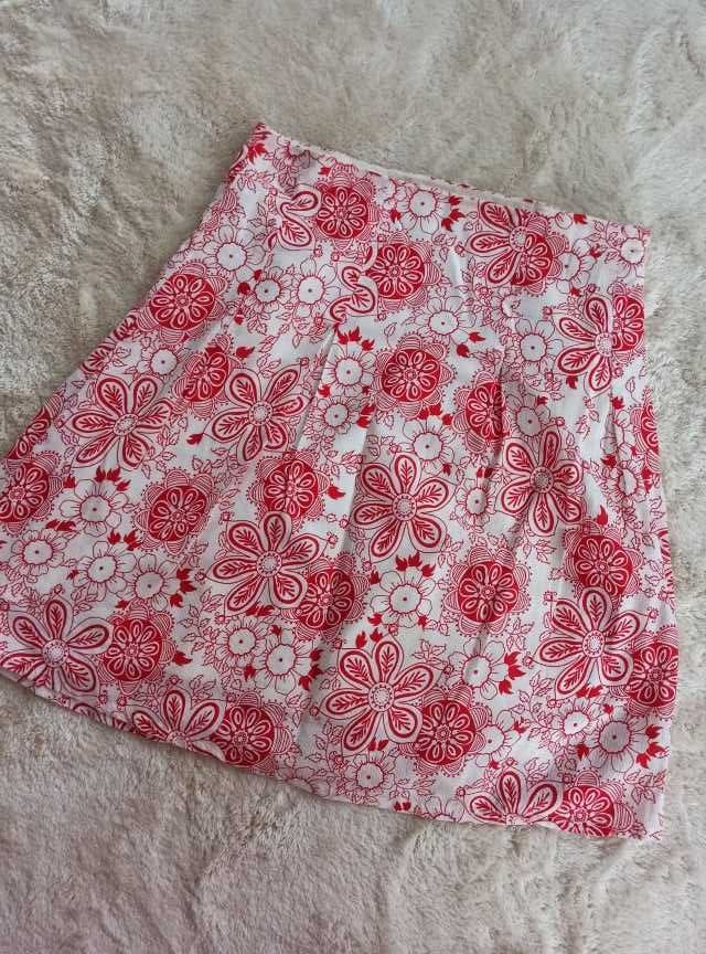 Zwiewna spódnica przed kolano w kwiatowy print, rozmiar 36