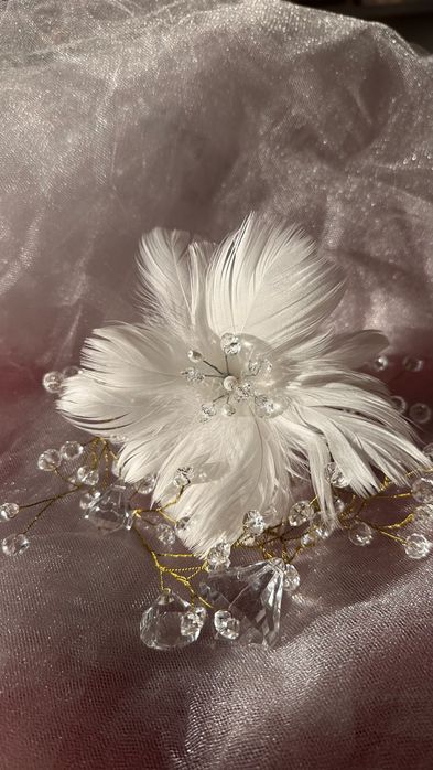 Квіти з пірʼя та акрилу