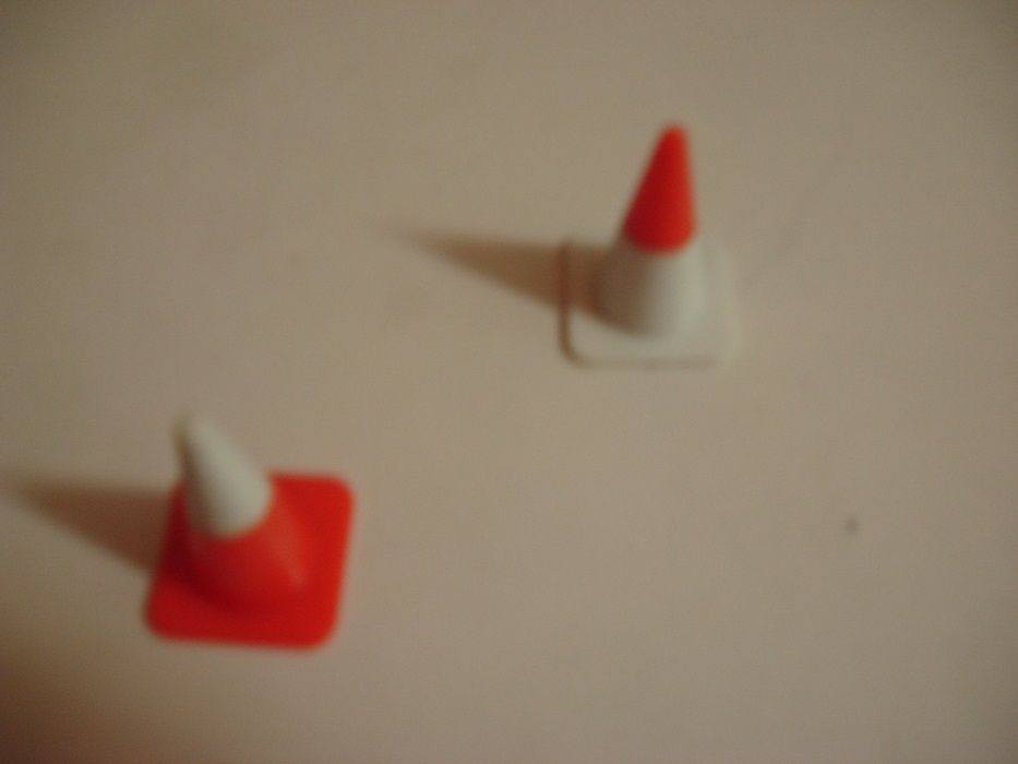 Sinais de código, cones e bonecos