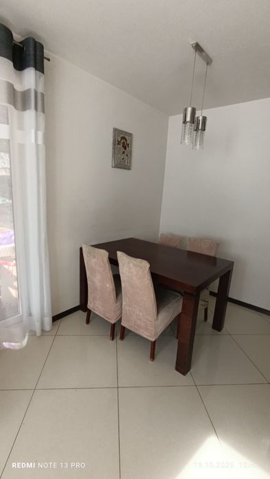 Stół jadalni fornirowany okleiną dębową