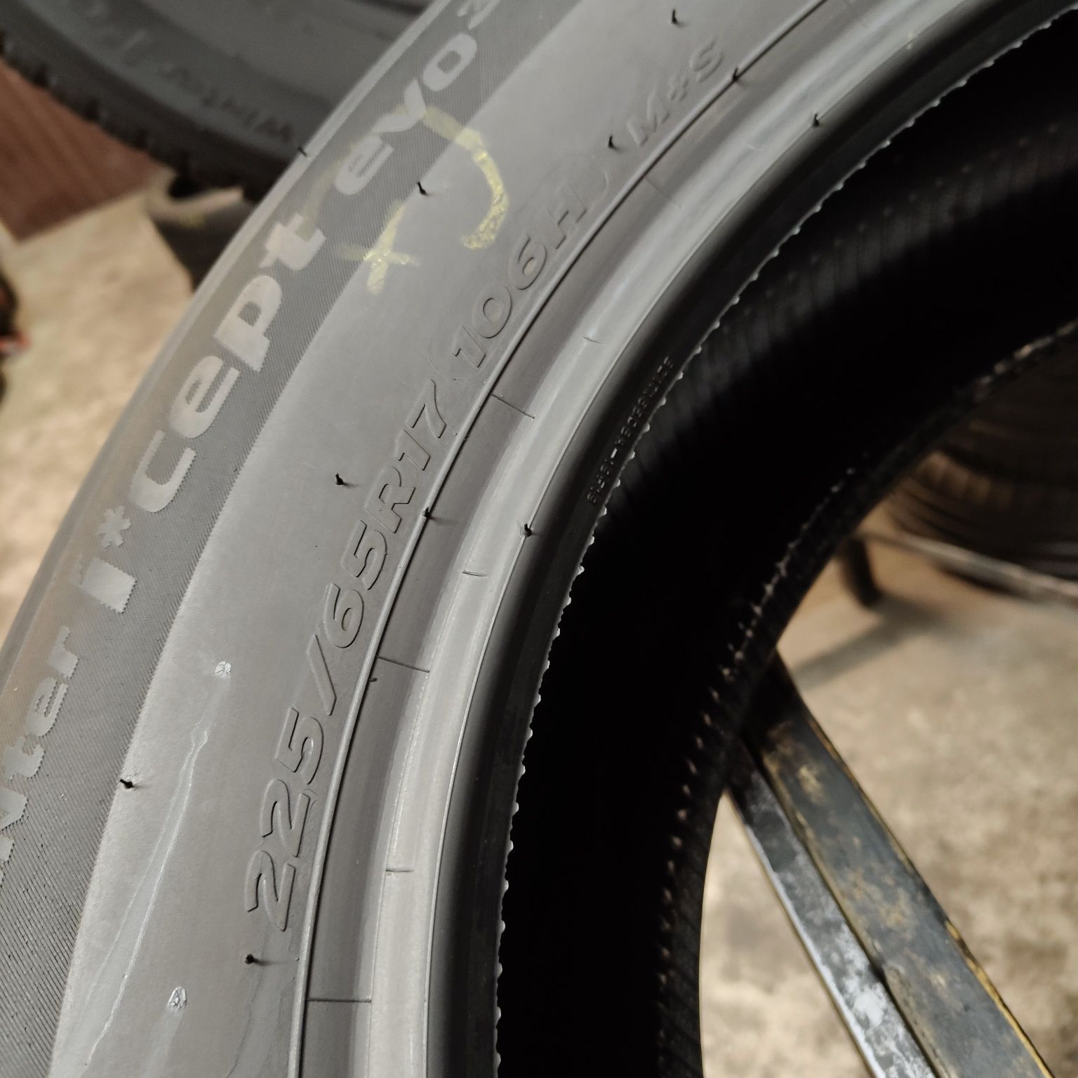 225/65/17 Sprzedam parę opon zimowych Hankook