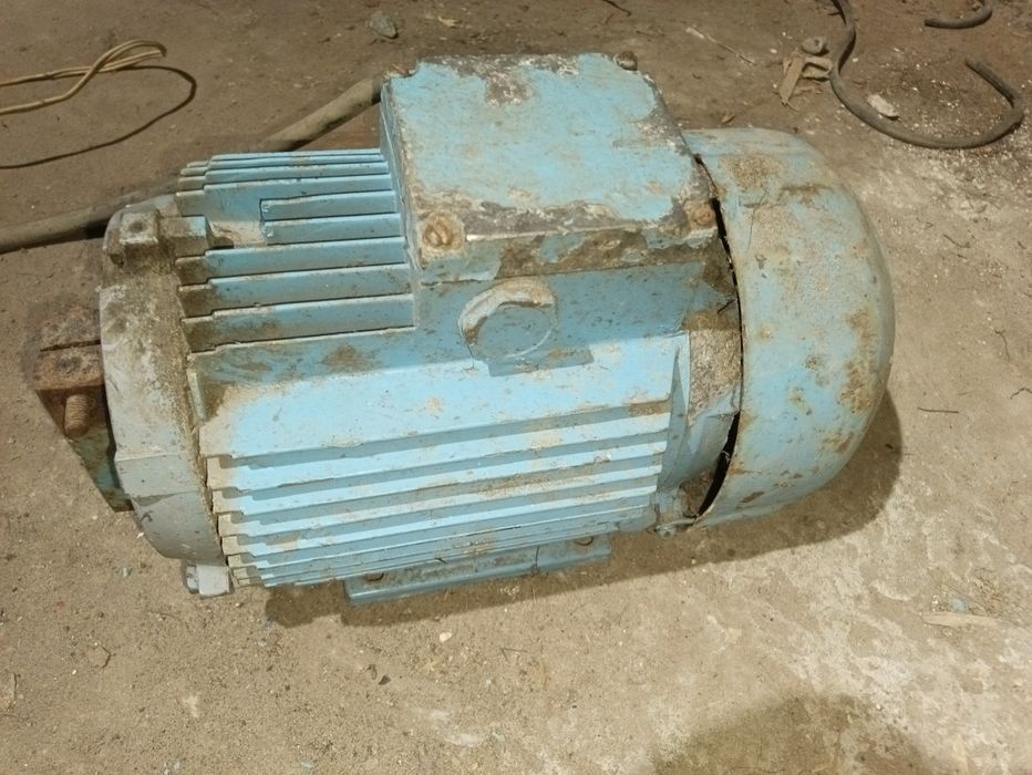 Двигун електричний