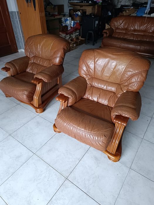 Conjunto sofás em pele